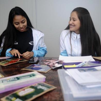  CAXIAS DO SUL, RS, BRASIL (25/06/2019)Estudantes de Caxias produzem latinhas em braile. Na foto, Yngrid Lorena, 17 anos e Mônica Silva, 17 anos. (Antonio Valiente/Agência RBS)