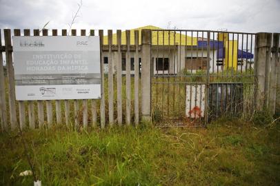  Corte dos repasses do MEC prejudicam instituições de educação. Na foto, Instituição de Educação Infantil Moradas da Hípica está abandonada, e comunidade reclama a falta de creche para as crianças.