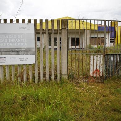  Corte dos repasses do MEC prejudicam instituições de educação. Na foto, Instituição de Educação Infantil Moradas da Hípica está abandonada, e comunidade reclama a falta de creche para as crianças.