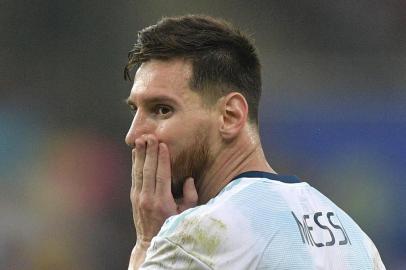 Argentinas Lionel Messi (R) gestures next to Venezuelas Darwin Machis during the Copa America football tournament quarter-final match at Maracana Stadium in Rio de Janeiro, Brazil, on June 28, 2019. (Photo by Carl DE SOUZA / AFP)