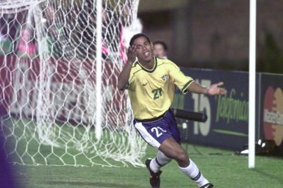 Lance da partida entre Brasil 7x0 Venezuela, pela Copa América em Ciudad del Este. Destaque para o meio campo Ronaldo gaúcho na Comemoração do seu gol.#PÁGINA: 01#EDIÇÃO: 2ªCiudad del Este; Paraguai; Estadio 3 de Febrero; 30/06/1999;  futebol;Copa America. Brasil x Venezuela, Ronaldinho comemora gol;  Nelson Almeida/LANCE!; Foto Digital;#PÁGINA: 1 Fonte: Lance Fotógrafo: Nelson ALmeida