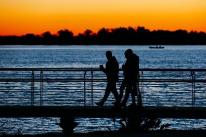  PORTO ALEGRE, RS, BRASIL, 27/06/2019: Para o aniversário de um ano da orla do Guaíba, estamos fazendo uma matéria sobre a rotina do local: os esportistas pela manhã, as famílias à tarde, os boêmios à noite. (Foto: Omar Freitas / Agência RBS)Indexador: NGS