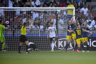  Swedens forward Stina Blackstenius (3rdR) is congratulated by teammates after scoring a goal during the France 2019 Womens World Cup quarter-final football match between Germany and Sweden, on June 29, 2019, at the Roazhon park stadium in Rennes, north western France. (Photo by Damien MEYER / AFP)Editoria: SPOLocal: RennesIndexador: DAMIEN MEYERSecao: soccerFonte: AFPFotógrafo: STF