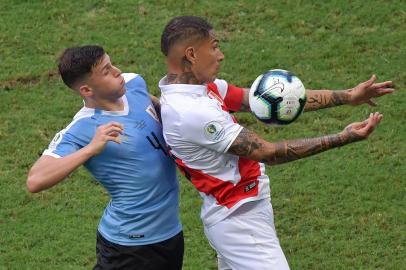  Uruguays Giovanni Gonzalez (L) marks Perus Paolo Guerrero during their Copa America football tournament quarter-final match at the Fonte Nova Arena in Salvador, Brazil, on June 29, 2019. (Photo by Luis ACOSTA / AFP)Editoria: SPOLocal: SalvadorIndexador: LUIS ACOSTASecao: soccerFonte: AFPFotógrafo: STF