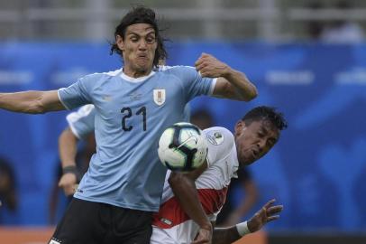  Uruguay's Edinson Cavani (L) and Peru's Renato Tapia vie for the ball during their Copa America football tournament quarter-final match at the Fonte Nova Arena in Salvador, Brazil, on June 29, 2019. (Photo by Juan MABROMATA / AFP)Editoria: SPOLocal: SalvadorIndexador: JUAN MABROMATASecao: soccerFonte: AFPFotógrafo: STF