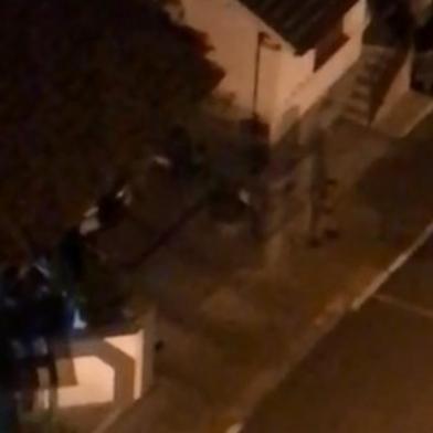 Frame de vídeo que registra tiroteio entre policiais e criminosos que assaltavam casa em Marau