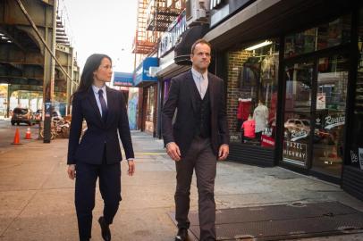 elementary , Sherlock Holmes (Jonny Lee Miller) e Lucy Liu (doutora Joan Watson)