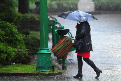  CAXIAS DO SUL, RS, BRASIL, 30/06/2019. Tarde de chuva em Caxias do Sul. Previsão para muito frio nessa semana e temperaturas próximo de 2° na sexta-feira. (Porthus Junior/Agência RBS)Indexador: Porthus Junior                  