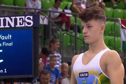  Faltou pouco para João Lucas Prunes Vieira subir no pódio no Mundial juvenil de ginástica artística ¿ mais do que a classificação da final do salto masculino sugere. Neste domingo (30), o gaúcho de 16 anos terminou em sexto lugar na prova disputada em Györ, na Hungria.