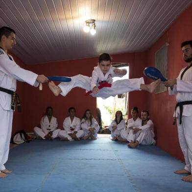  GRAVATAÍ, RS, BRASIL - Atletas de Taekwondo buscam recursos para participar de competição nacional no Rio de Janeiro.Indexador: Jeff Botega