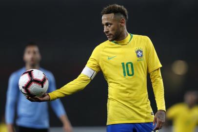  Brazils striker Neymar holds out the ball during the international friendly football match between Brazil and Uruguay at The Emirates Stadium in London on November 16, 2018. (Photo by Adrian DENNIS / AFP)Editoria: SPOLocal: LondonIndexador: ADRIAN DENNISSecao: soccerFonte: AFPFotógrafo: STF