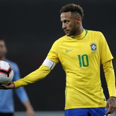  Brazils striker Neymar holds out the ball during the international friendly football match between Brazil and Uruguay at The Emirates Stadium in London on November 16, 2018. (Photo by Adrian DENNIS / AFP)Editoria: SPOLocal: LondonIndexador: ADRIAN DENNISSecao: soccerFonte: AFPFotógrafo: STF