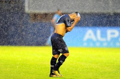 CAXIAS DO SUL, RS, BRASIL, 30/06/2019. SER Caxias x Cianorte, jogo de ida das quartas de final da série D do Campeonato Brasileiro, realizado no estádio Centenário. Meia Diego Miranda lamenta chance desperdiçada. (Porthus Junior/Agência RBS)