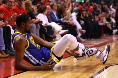  (FILES) In this file photo taken on June 10, 2019  Kevin Durant #35 of the Golden State Warriors reacts after sustaining an injury during the second quarter against the Toronto Raptors during Game Five of the 2019 NBA Finals at Scotiabank Arena in Toronto, Canada. - Golden State Warriors star forward Kevin Durant has declined a $31.5 million option for next season and will become an unrestricted NBA free agent, ESPN reported on June 26, 2019. Durant, the 2017 and 2018 NBA Finals Most Valuable Player and 2014 NBA MVP, ruptured his right Achilles tendon in the second quarter of game five of the NBA Finals earlier this month and underwent surgery to repair the injury. (Photo by Gregory Shamus / GETTY IMAGES NORTH AMERICA / AFP)Editoria: SPOLocal: TorontoIndexador: GREGORY SHAMUSSecao: basketballFonte: GETTY IMAGES NORTH AMERICAFotógrafo: STR