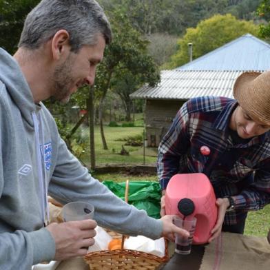 Alimentos preparados com ingredientes orgânicos e não transgênicos serão a grande atração na Festa Junina promovida pelo Slow Food Primeira Colônia Italiana, neste final de semana, em Garibaldi. O evento ocorre no domingo (7), das 15h30min às 19h, no Sítio Crescer. A participação no arraial custará R$ 10, com uma pipoca inclusa. Alinhado à filosofia de sustentabilidade ambiental promovida pelo movimento, o evento também oferece o primeiro quentão de forma gratuita para quem levar seu copo ou caneca reutilizável.