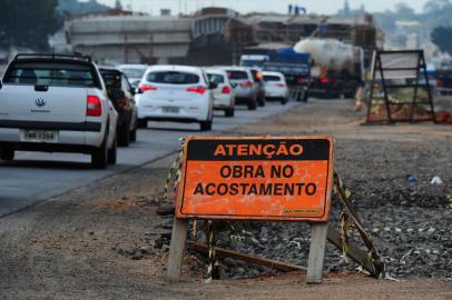 PORTO ALEGRE, RS, BRASIL,15/04/2019- Construtora Busnello entra em recuperação judicial e obras da RS-118 nos primeiros 5 km estão paradas, causando transtornos para moradores e para motoristas que trafegam pelo local.(FOTOGRAFO: RONALDO BERNARDI / AGENCIA RBS)