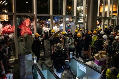 Protesters break into the government headquarters in Hong Kong on July 1, 2019, on the 22nd anniversary of the city's handover from Britain to China. - Hundreds of protesters stormed Hong Kong's parliament late on July 1 as the territory marked its China handover anniversary, ransacking the building and daubing its walls with graffiti as the city plunged into unprecedented depths of political chaos. (Photo by Philip FONG / AFP)