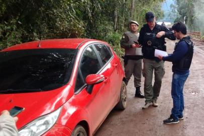 SANTA CRUZ DO SUL- Um grupo de criminosos armado com fuzis atacou a agência do Sicredi, na tarde desta segunda-feira (1º), no distrito de Monte Alverne, em Santa Cruz do Sul. Os ladrões quebraram o vidro da agência com disparos.