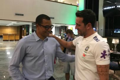 Gilberto Silva e Edu Gaspar no hotel da Seleção Brasileira