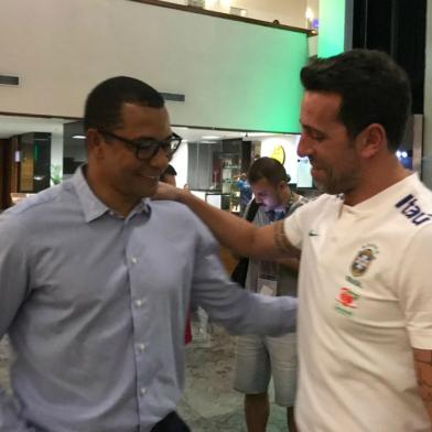 Gilberto Silva e Edu Gaspar no hotel da Seleção Brasileira