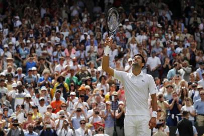  Serbias Novak Djokovic celebrates after winning Germanys Philipp Kohlschreiber during their mens singles first round match on the first day of the 2019 Wimbledon Championships at The All England Lawn Tennis Club in Wimbledon, southwest London, on July 1, 2019. (Photo by Adrian DENNIS / AFP) / RESTRICTED TO EDITORIAL USEEditoria: SPOLocal: LondonIndexador: ADRIAN DENNISSecao: tennisFonte: AFPFotógrafo: STF