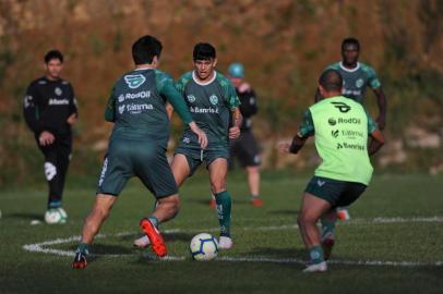  CAXIAS DO SUL, RS, BRASIL, 20/05/2019. Treino do Juventude n o CT. O Ju está se preparando para enfrentar o Grêmio, na próxima quarta-feira, pelas oitavas-de-final da Copa do Brasil 2019. Na foto, lateral Felippe (C). (Marcelo Casagrande/Agência RBS)