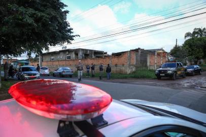  ALVORADA, RS, BRASIL - Guerra do tráfico deixa três mortos em 29 horas no município da Região Metropolitana. Vitimas são Marcelo de Oliveira, 39 anos, Jocimar da Silva de Moura Carvalho, 27 anos, e Marjana Bittencourt, 14 anos. Nesta segunda-feira, na Rua Colômbia, Brigada Militar faz blitz em moradores e carros da região.Indexador: ISADORA NEUMANN