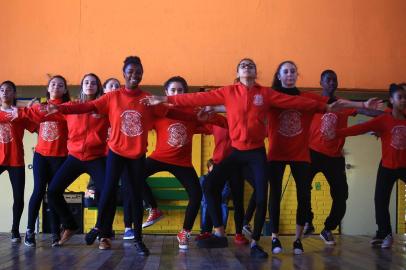  PORTO ALEGRE, RS, BRASIL,27/06/2019- Alunos da EPD Restinga pretendem ir para Santa Catarina participar do Festival de Dança de Joinville e pedem ajuda para viagem. (FOTOGRAFO: TADEU VILANI / AGENCIA RBS)