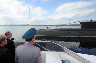 This picture taken on July 27, 2014 shows the Russian President Vladimir Putin (L, rear) while attending the Navy day in the city of Severomorsk. - Fourteen Russian seamen have died in a fire on a deep-water research submersible, Russias defence ministry said on July 2, 2019, the latest in a string of disasters and accidents to hit the countrys navy. (Photo by Mikhail KLIMENTYEV / SPUTNIK / AFP)