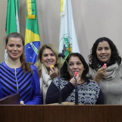 Bancada feminina da Câmara de Vereadores de Caxias do Sul. Vereadoras fizeram apitaço na abertura da campanha Nossas Vidas Importam pelo combate à violência contra as mulheres. Da esquerda para a direita: Tatiane Frizzo (SD), Paula Ioris (PSDB), Gladis Frizzo (MDB) e Denise Pessôa (PT)