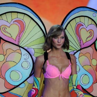 NEW YORK, NY - NOVEMBER 13: Model Karlie Kloss walks the runway at the 2013 Victorias Secret Fashion Show at Lexington Avenue Armory on November 13, 2013 in New York City.   Bryan Bedder/Getty Images for Swarovski/AFP