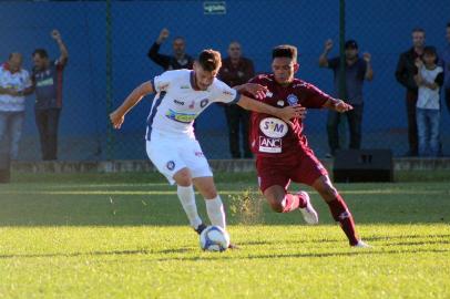  CIANORTE, PR, BRASIL, 26/05/2019. Cianorte x Caxias - O Caxias perdeu para o Cianorte, por 1 a 0, em jogo realizado no Estádio Albino Turbay em 26 de maio de 2019. Os grenás reclamaram do campo adversário, na oportunidade. Na foto o volante Marabá. (Diego MenegonCianorte / Divulgação)