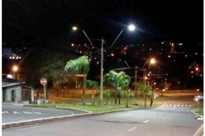 Luminárias de LED são instaladas na avenida Júlio de Castilhos em Caxias