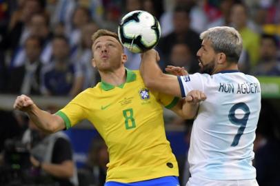  Brazils Arthur (L) and Argentinas Sergio Aguero vie for the ball during their Copa America football tournament semi-final match at the Mineirao Stadium in Belo Horizonte, Brazil, on July 2, 2019. (Photo by Luis Acosta / AFP)Editoria: SPOLocal: Belo HorizonteIndexador: LUIS ACOSTASecao: soccerFonte: AFPFotógrafo: STF