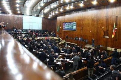  PORTO ALEGRE, RS ¿ 02.07.2019 ¿ Na noite desta terça-feira, a Assembleia Legislativa aprovou, por 40 votos a 14, a privatização da CEEE. Os parlamentares ainda discutem outros dois projetos semelhantes, prevendo a alienação da CRM e da Sulgás. (Marco Favero/Agência RBS)**APENAS USO EDITORIAL****RS E SC OUT**