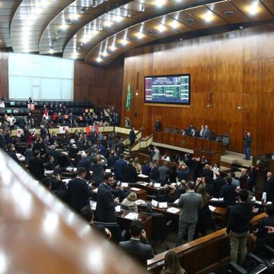  PORTO ALEGRE, RS ¿ 02.07.2019 ¿ Na noite desta terça-feira, a Assembleia Legislativa aprovou, por 40 votos a 14, a privatização da CEEE. Os parlamentares ainda discutem outros dois projetos semelhantes, prevendo a alienação da CRM e da Sulgás. (Marco Favero/Agência RBS)**APENAS USO EDITORIAL****RS E SC OUT**