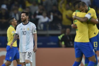 Messi cabisbaixo após derrota da Argentina para o Brasil na Copa América