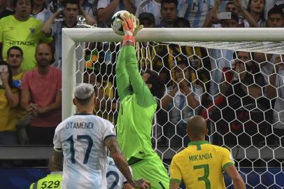  Brazils goalkeeper Alisson traps a free-kick by Argentinas Lionel Messi during the Copa America football tournament semi-final match at the Mineirao Stadium in Belo Horizonte, Brazil, on July 2, 2019. (Photo by Nelson ALMEIDA / AFP)Editoria: SPOLocal: Belo HorizonteIndexador: NELSON ALMEIDASecao: soccerFonte: AFPFotógrafo: STF