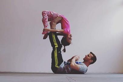  Luciano Puhl, fisioterapeuta e instrutor de Acroyoga, misnistra workshop Acro Kids