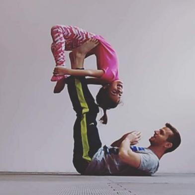  Luciano Puhl, fisioterapeuta e instrutor de Acroyoga, misnistra workshop Acro Kids