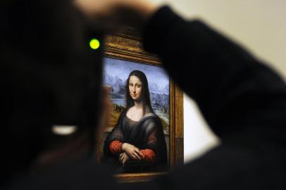 Homem fotografa a autêntica cópia da Mona Lisa, de Laeonardo Da Vinci, no Museu do Pardo, em Madri. 