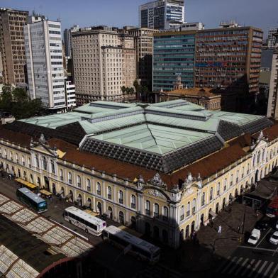  PORTO ALEGRE, RS, BRASIL, 05-06-2019: Mercado Público, na região central de Porto Alegre. Parte do segundo andar do prédio segue fechada e com acesso restrito ao público desde o incêndio, em julho de 2013. Previsão de reabertura em outubro de 2019, quando o Mercado Público completará 150 anos. (Foto: Mateus Bruxel / Agência RBS)