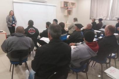 Sala de aula com curso de motoristas de aplicativo em Caxias do Sul 