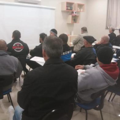 Sala de aula com curso de motoristas de aplicativo em Caxias do Sul 