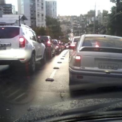 Congestionamento de veículos na Rua Tronca, em Caxias do Sul.