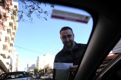  CAXIAS DO SUL, RS, 03/07/2019 - Fernando Marcos Favero é um dos motoristas de aplicativo que fez o curso exigido, está credenciado e legalizado para trabalhar. (Marcelo Casagrande/Agência RBS)