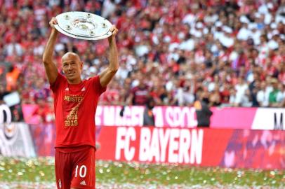 (FILES) In this file photo taken on May 18, 2019 Bayern Munichs Dutch midfielder Arjen Robben celebrates with the trophy after the German First division Bundesliga football match FC Bayern Munich v Eintracht Frankfurt in Munich, southern Germany. - Robben announced the end of his professional football career on July 4, 2019. (Photo by John MACDOUGALL / AFP)