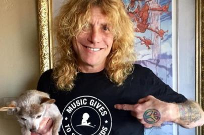 Steven Adler, ex-baterista do Guns N Roses, se esfaqueia no estômago