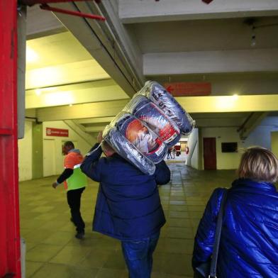  PORTO ALEGRE, RS, BRASIL - 2019.07.04 - Devido ao frio intenso, Gigantinho abrigará moradores de rua entre sexta-feira e sábado, e já recebe doações de Itens como cobertores e comidas.(Foto: ANDRÉ ÁVILA/ Agência RBS)