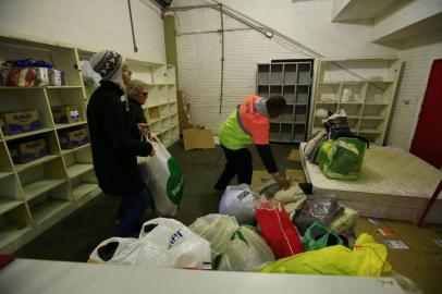  PORTO ALEGRE, RS, BRASIL - 2019.07.04 - Devido ao frio intenso, Gigantinho abrigará moradores de rua entre sexta-feira e sábado, e já recebe doações de Itens como cobertores e comidas.(Foto: ANDRÉ ÁVILA/ Agência RBS)